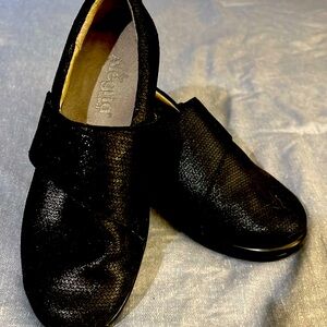 Algeria shoes. Velcro closure